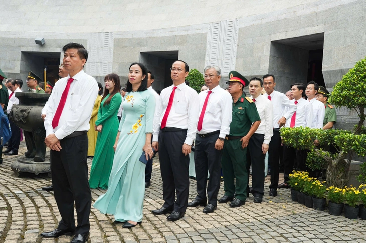 Đoàn đại biểu dự Đại hội Đảng bộ TP.HCM dâng hương tưởng nhớ các Vua Hùng - Ảnh 6.