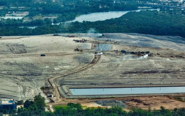 Bãi rác Đa Phước không nhận ban ngày, TP.HCM đối mặt tồn rác mỗi ngày không thu hết - Ảnh 2.