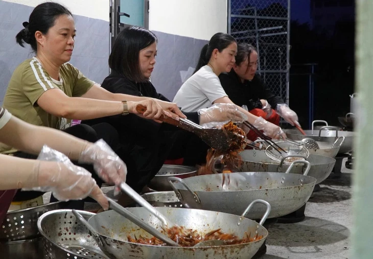 Những hũ cá rim nghĩa tình từ Quảng Ngãi gửi ra vùng lũ miền Bắc - Ảnh 4.