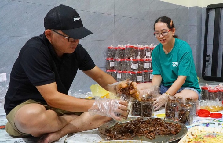 Những hũ cá rim nghĩa tình từ Quảng Ngãi gửi ra vùng lũ miền Bắc - Ảnh 1.