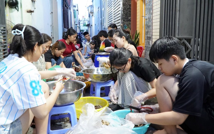 Những hũ cá rim nghĩa tình từ Quảng Ngãi gửi ra vùng lũ miền Bắc - Ảnh 3.