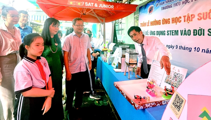 Thầy cô tiểu học ở TP.HCM dạy học bằng công nghệ, học trò 'học mà chơi, chơi mà giỏi' - Ảnh 1.