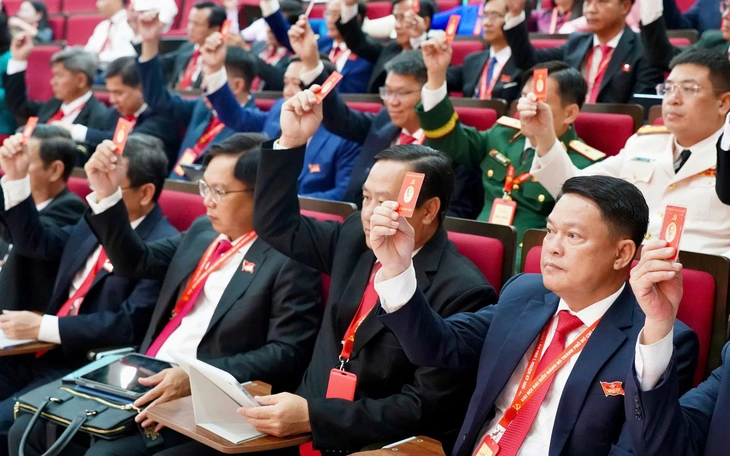Khai mạc triển lãm thành tựu báo chí - xuất bản trong không gian Đại hội Đảng bộ TP.HCM lần thứ I - Ảnh 8.