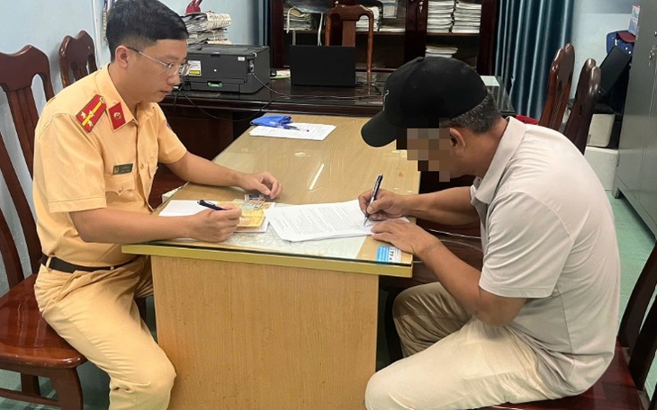 Xe khách lấn làn, tông bẹp đầu xe tải, hai người mắc kẹt trong cabin - Ảnh 2.