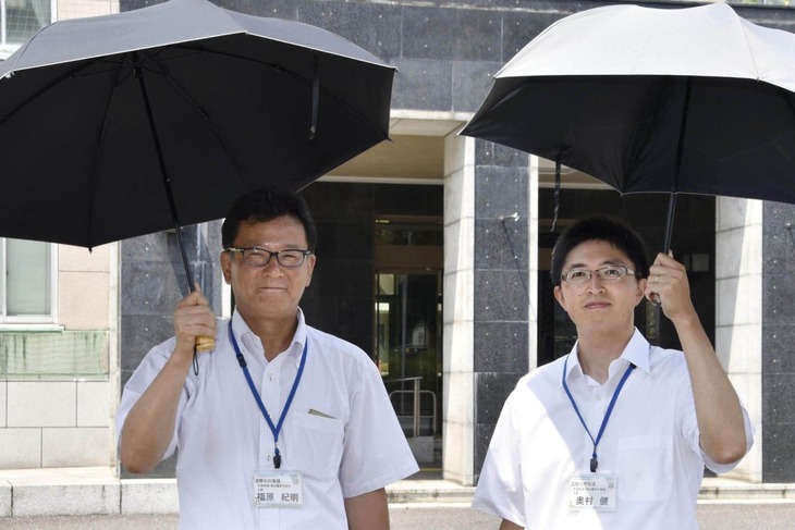 Mùa hè nóng kỷ lục, nhiều nam giới Nhật Bản 'vượt ngại' lần đầu dùng dù che nắng - Ảnh 1.