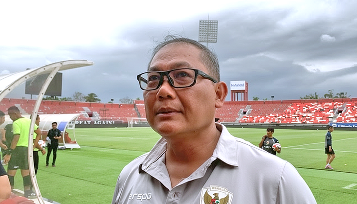 Trưởng đoàn bóng đá Indonesia yêu cầu họp khẩn để 'xử' HLV Patrick Kluivert - Ảnh 1.