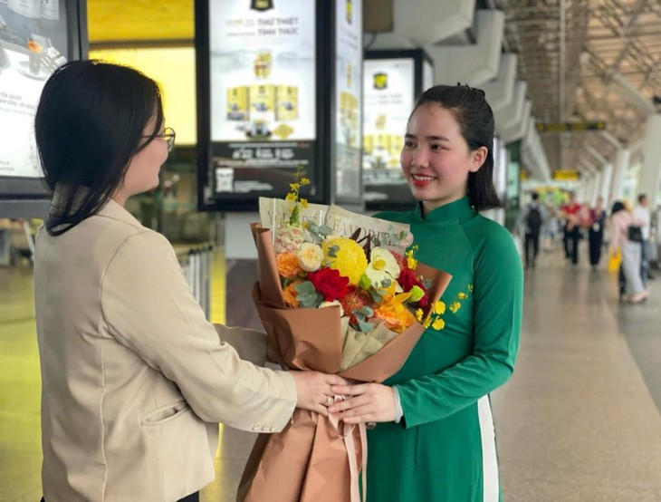 Đặt hoa tươi trực tuyến, giao nhanh miễn phí tại sân bay Tân Sơn Nhất - Ảnh 1.