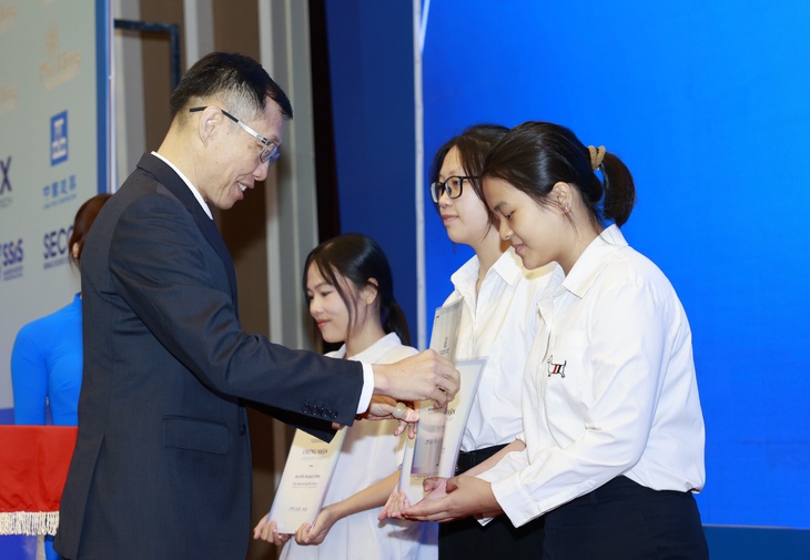 Công ty Phú Mỹ Hưng và Quỹ Đinh Thiện Lý trao gần 8,8 tỉ đồng học bổng - Ảnh 3.