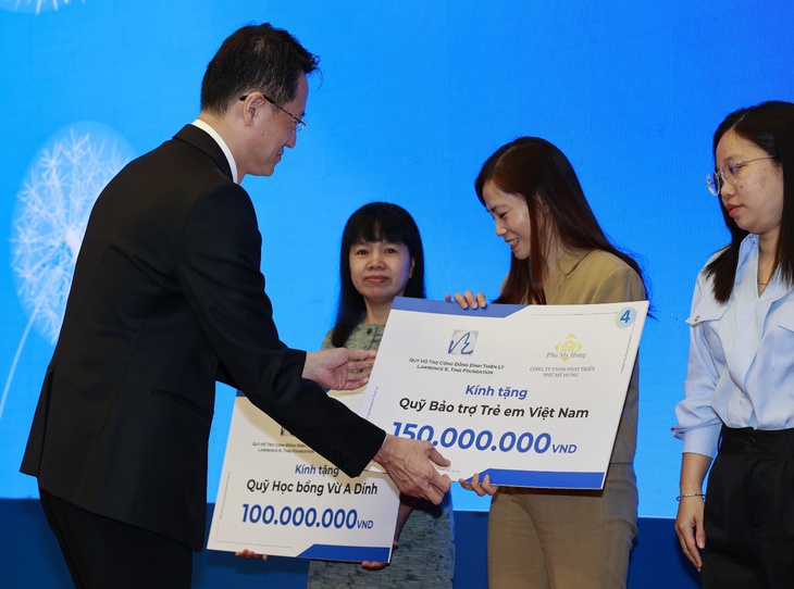 Công ty Phú Mỹ Hưng và Quỹ Đinh Thiện Lý trao gần 8,8 tỉ đồng học bổng - Ảnh 4.