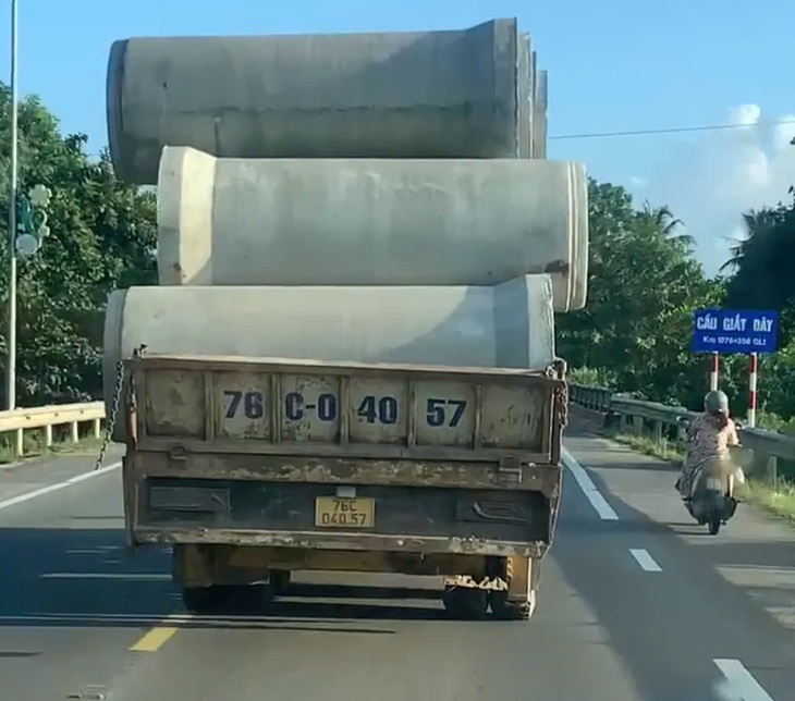 Phạt tài xế xe tải 20 triệu vì chở cống bê tông 'chênh vênh' trên đường - Ảnh 1.