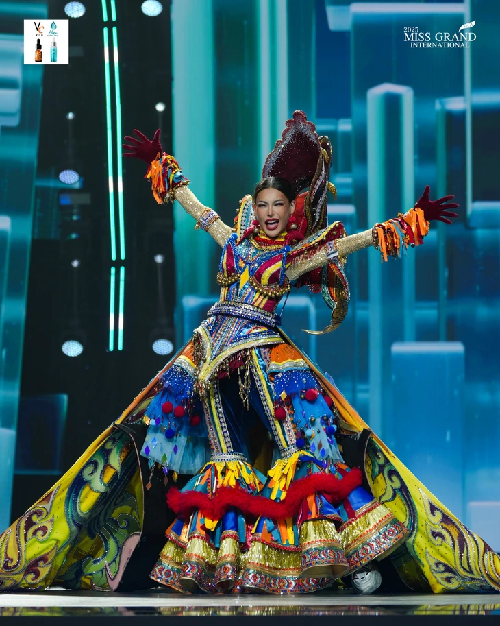 Yến Nhi lược bỏ hiệu ứng bắn pháo hoa ở phần thi trang phục dân tộc tại Miss Grand International - Ảnh 7. Miss Grand International - Ảnh 7.