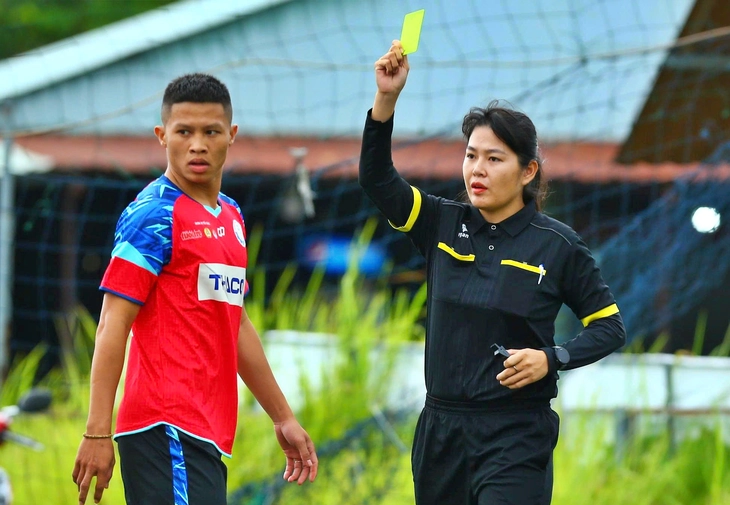 ‘Gieo hạt mầm’ cho nữ trọng tài Việt Nam - Ảnh 1.