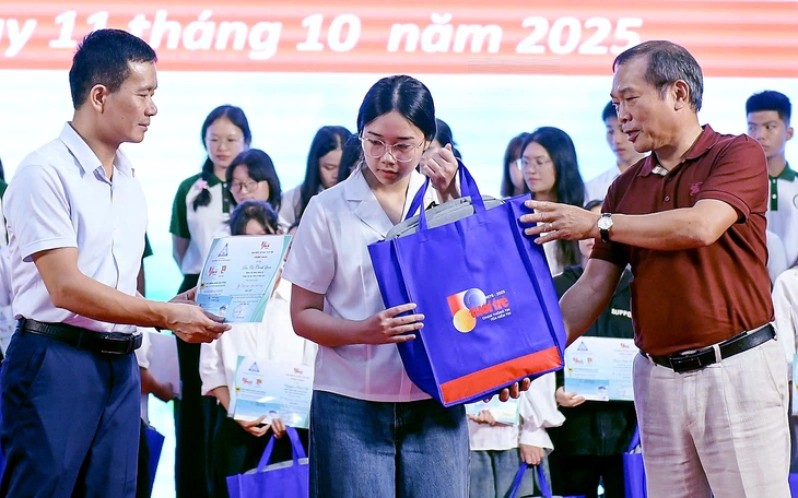 Đứa bé từng bị bỏ rơi nay vào đại học - Ảnh 2.