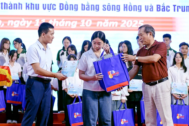 Tưởng vẫn còn nằm mơ sau khi được tiếp sức đến trường 50 triệu đồng - Ảnh 1.