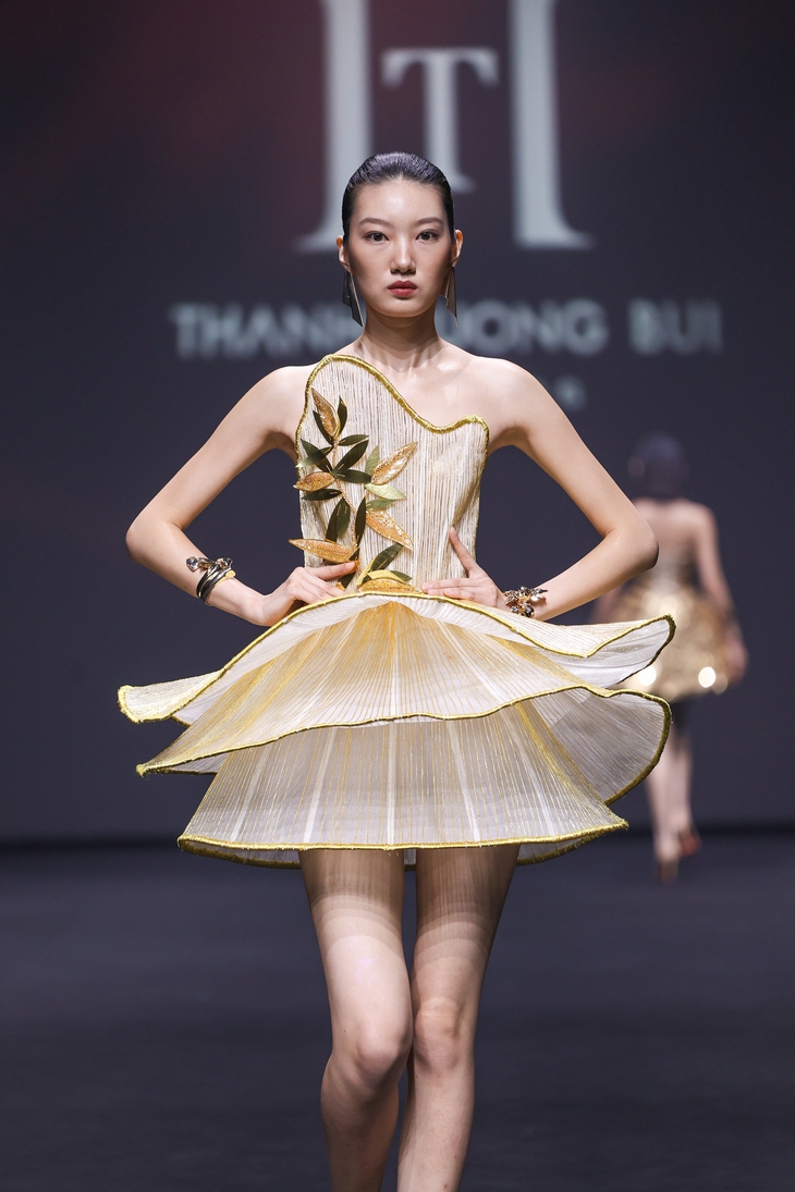 Á hậu Hoàng Thùy dát vàng lên người ở Thượng Hải - Ảnh 6.