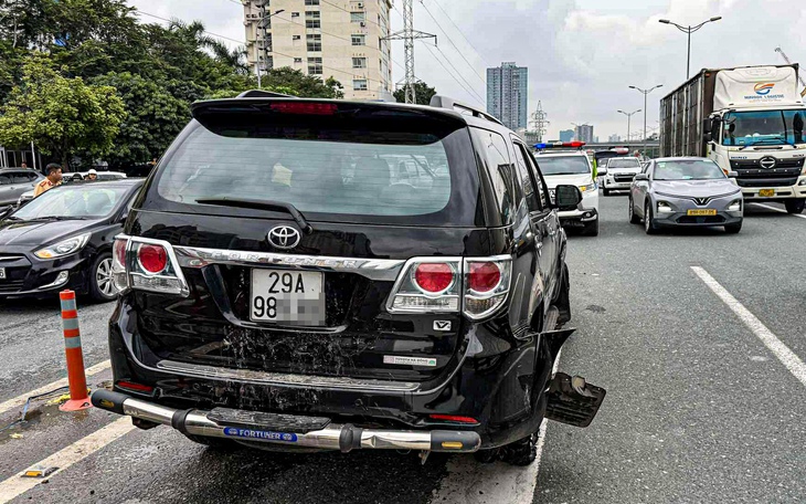 Ô tô vỡ nát 2 lốp chạy ngược chiều ở đường trên cao: Tài xế có nồng độ cồn gấp 3 lần 'kịch khung' - Ảnh 4.