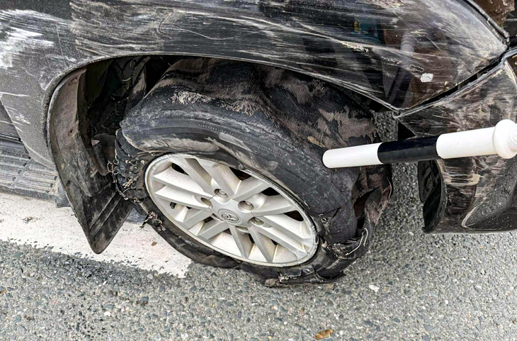 Xe vỡ nát 2 lốp chạy ngược chiều đường vành đai 3 trên cao, tài xế tới bệnh viện kiểm tra ma túy - Ảnh 2.