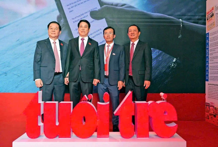 Chủ tịch nước Lương Cường và đại biểu thăm gian triển lãm của báo Tuổi Trẻ tại Đại hội Đảng - Ảnh 2.
