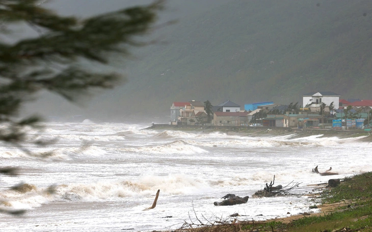 Vùng áp thấp ngoài khơi Philippines khả năng thành bão, có thể vào Biển Đông - Ảnh 3.