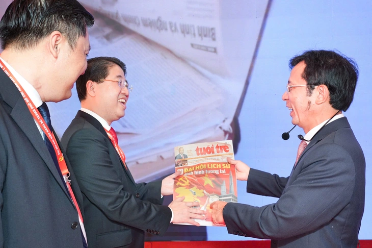 Chủ tịch nước Lương Cường và đại biểu thăm gian triển lãm của báo Tuổi Trẻ tại Đại hội Đảng - Ảnh 3. Chủ tịch nước Lương Cường - Ảnh 7.