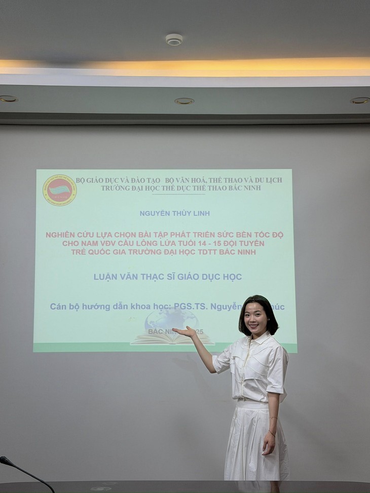 Tay vợt Nguyễn Thùy Linh thành thạc sĩ, cộng đồng khen 'đẹp gái còn giỏi giang' - Ảnh 1.