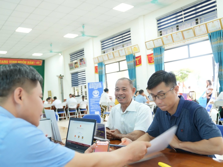 Xe lưu động về tận thôn giáp ranh giữa Hà Nội và Phú Thọ để làm thủ tục hành chính cho dân - Ảnh 2.
