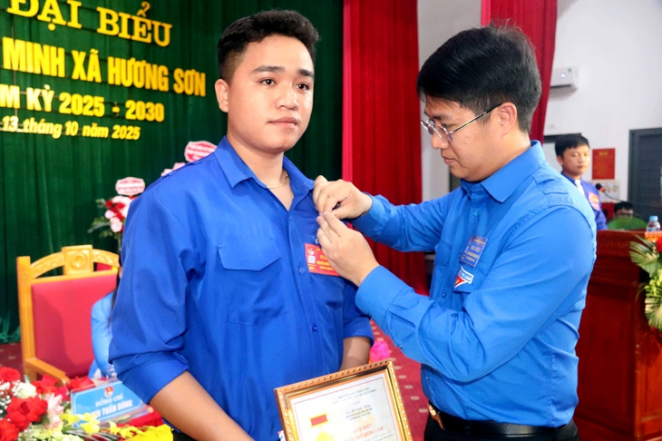 Trao huy hiệu Tuổi trẻ dũng cảm cho thanh niên cứu cháu bé 7 tuổi bị lũ cuốn - Ảnh 1.