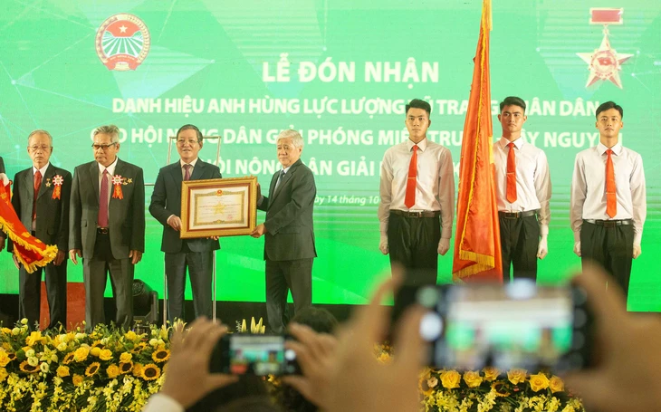 Một bộ phận nông dân bứt phá, doanh thu hằng năm trên 100 tỉ đồng - Ảnh 1.