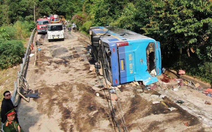 Chuyển làn va chạm với xe khách, hai vợ chồng chết thảm - Ảnh 2.