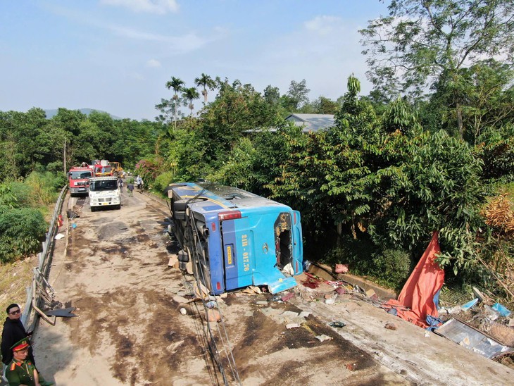 lật xe khách - Ảnh 1.