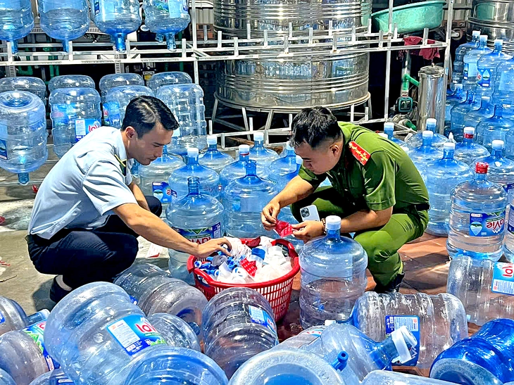 Vỏ bình laVie ruột nước máy: 4 người bị bắt - Ảnh 1.