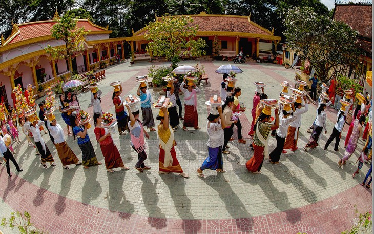 Lễ Sen Đôn Ta là lễ gì của người Khmer Nam bộ mà người lao động, học sinh được nghỉ 3 ngày? - Ảnh 3.