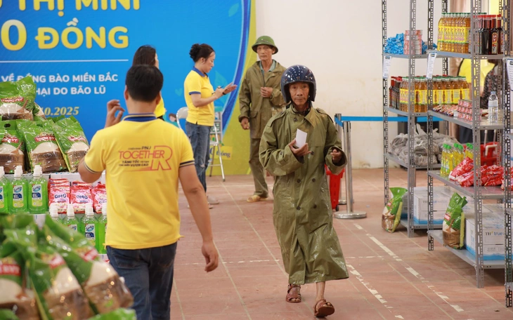 Hỗ trợ người dân vùng lũ miền Trung qua chương trình "Siêu thị mini 0 đồng" - Ảnh 6.