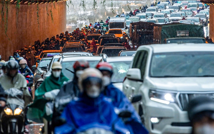 Ô tô vỡ nát 2 lốp chạy ngược chiều ở đường trên cao: Tài xế có nồng độ cồn gấp 3 lần 'kịch khung' - Ảnh 2.