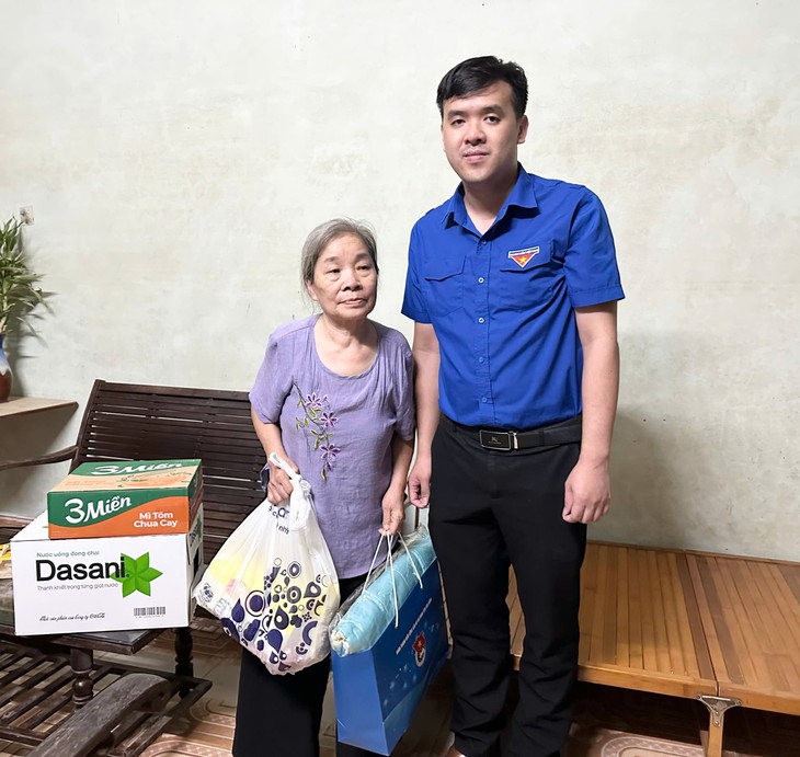 Báo Tuổi Trẻ hỗ trợ khẩn cấp 300 phần quà cho người dân vùng lũ Cao Bằng - Ảnh 8.