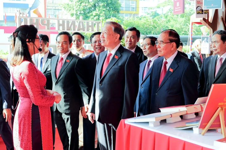Tổng Bí thư Tô Lâm và các lãnh đạo tham quan triển lãm thiết bị công nghệ, thành tựu báo chí - Ảnh 1. Tổng Bí thư Tô Lâm và các lãnh đạo tham quan triển lãm thiết bị công nghệ, thành tựu báo chí - Ảnh 7.