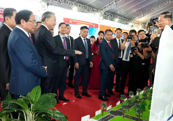Tổng Bí thư Tô Lâm và các lãnh đạo tham quan triển lãm thiết bị công nghệ, thành tựu báo chí - Ảnh 4.