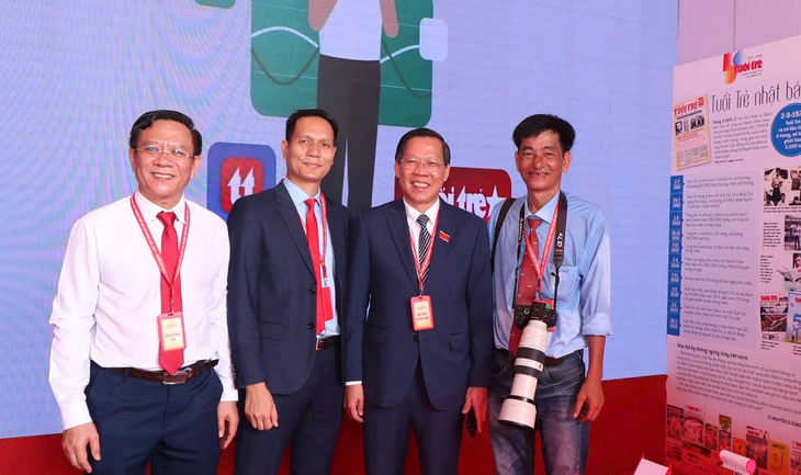 Chủ tịch nước Lương Cường và đại biểu thăm gian triển lãm của báo Tuổi Trẻ tại Đại hội Đảng - Ảnh 5. Chủ tịch nước Lương Cường - Ảnh 6.