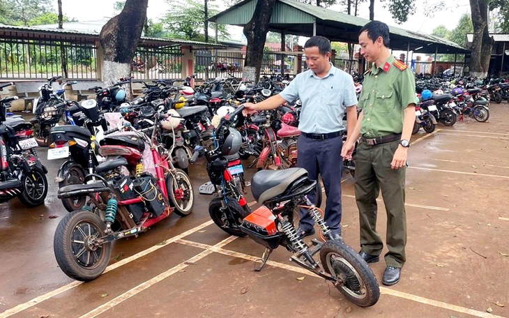 Học sinh, thiếu niên đi xe đạp điện không đội mũ bảo hiểm, lại vặn ga chạy hết cỡ! - Ảnh 3.