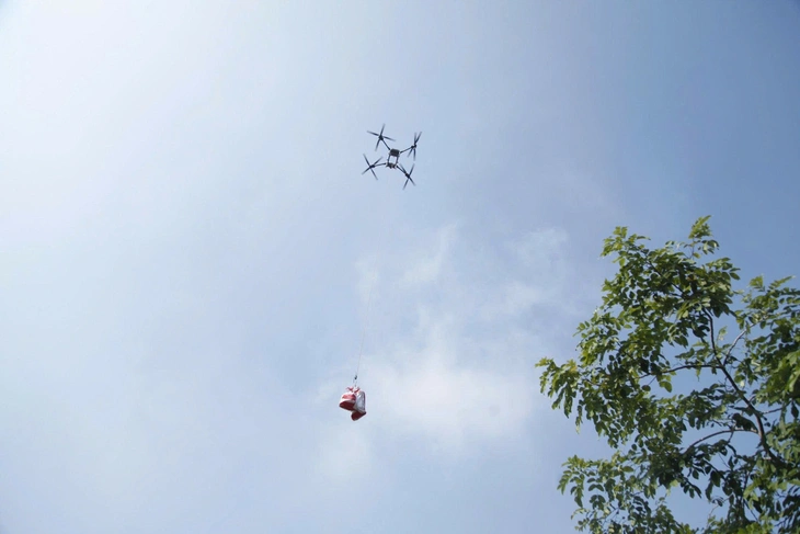 Dùng drone tiếp tế hàng cứu trợ giữa tâm lũ: 'Trái tim mới giúp mình bay xa nhất' - Ảnh 5.