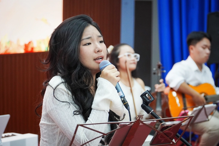 Học sinh Nha Trang mang âm nhạc tặng bệnh nhân khó khăn - Ảnh 1. Nha Trang - Ảnh 1.