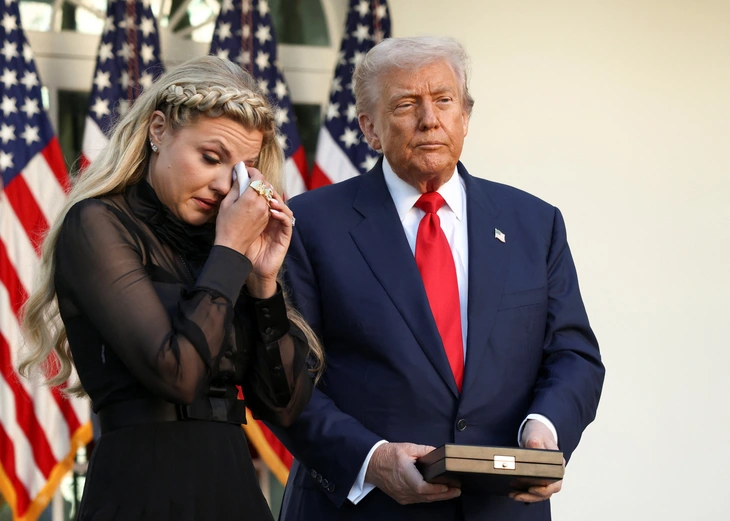 Ông Trump truy tặng Huân chương tự do cho ông Charlie Kirk - Ảnh 1. Ông Trump truy tặng Huân chương Tự do cho ông Charlie Kirk - Ảnh 1.