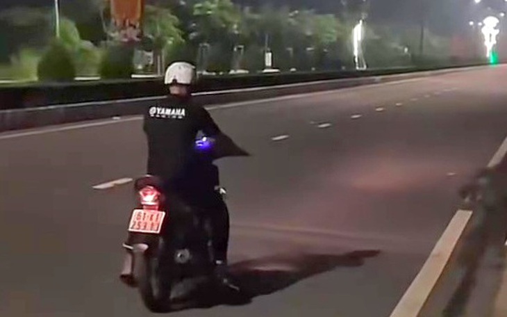 Tịch thu xe SH của nam thanh niên buông hai tay, dùng chân điều khiển - Ảnh 2.