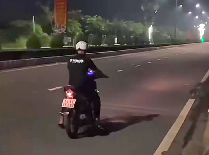 Chạy xe máy bốc đầu rồi đăng lên TikTok, bị tịch thu xe - Ảnh 1.