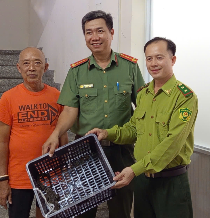 Phát hiện cá sấu khoảng 1,8kg trong khuôn viên nhà, người dân giao nộp công an - Ảnh 2.