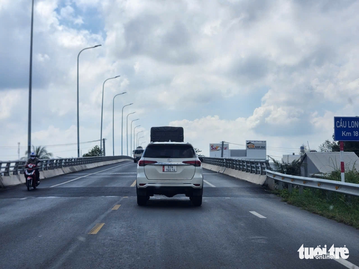 Bạn đọc phản ánh đường tránh Long Xuyên lún mố cầu - Ảnh 1.