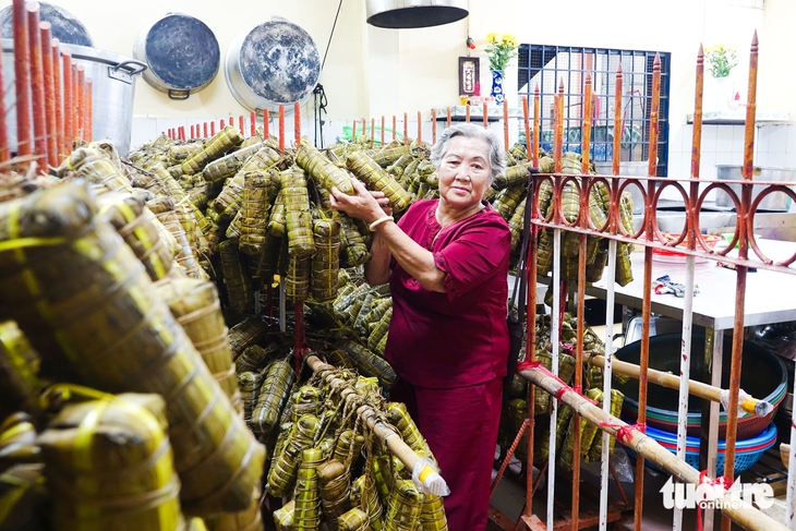 Cả ngàn người đổ về lễ giỗ Anh hùng dân tộc Nguyễn Trung Trực - Ảnh 2.