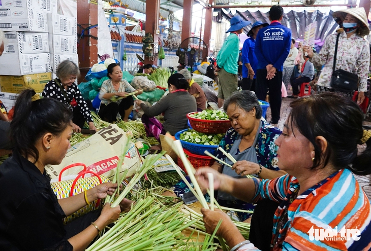 Cả ngàn người đổ về lễ giỗ Anh hùng dân tộc Nguyễn Trung Trực - Ảnh 5.