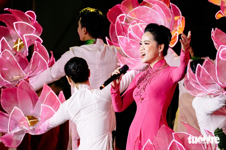 Dưới ánh sáng quang vinh - Ảnh 4.