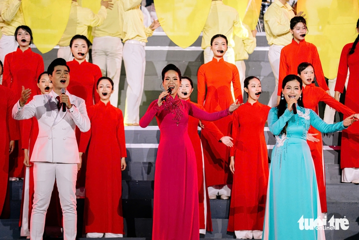 Dưới ánh sáng quang vinh - Ảnh 5.